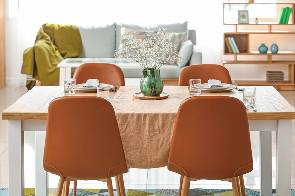 Geserveerde tafel in moderne eetkamer - Foto, afbeelding