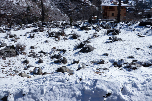Increíbles rocas cubiertas de niebla nieve y hielo durante el invierno
 - Foto, imagen