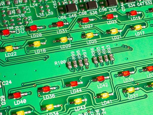 Close-up de placa de circuito eletrônico impresso com LED e muitos componentes elétricos integrados. Sistema de hardware de nanotecnologia. Conceito moderno de ciência digital. Soldagem de CPU ou montada em PCB
. - Foto, Imagem