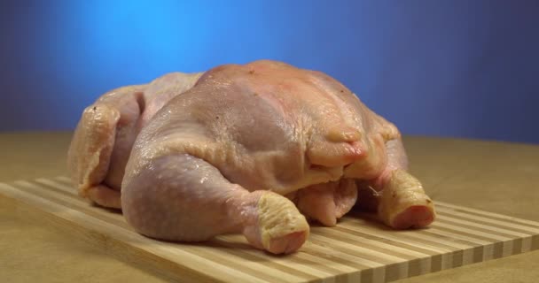 Rohes Huhn, Koch kocht Hühnerkadaver, Geflügelfleisch, nicht-vegane Mahlzeiten, Diätfleisch - Filmmaterial, Video