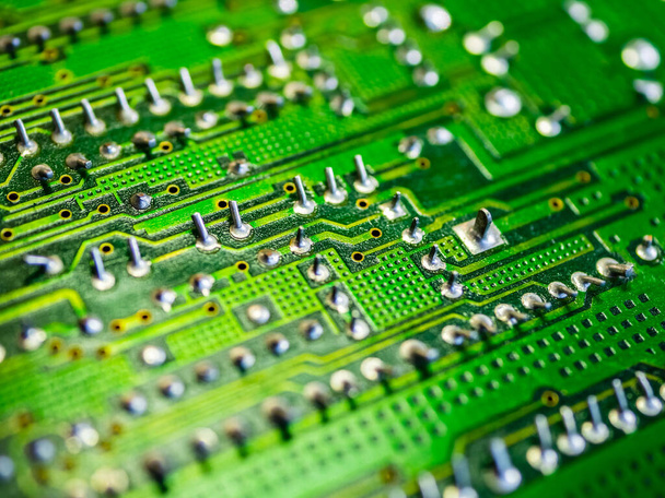 Close-up de placa de circuito eletrônico impresso com processador e muitos componentes elétricos integrados. Sistema de hardware de nanotecnologia. Conceito moderno de ciência digital. Soldagem de CPU ou montada em PCB. - Foto, Imagem