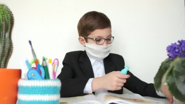 Sanitizer. Kind mit Brille behandelt seine Hände mit Antiseptikum. Antibakterieller Wirkstoff.  - Filmmaterial, Video