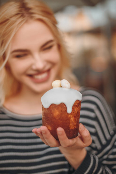Easter cake in the hands of a beautiful smiling girl - Foto, Bild