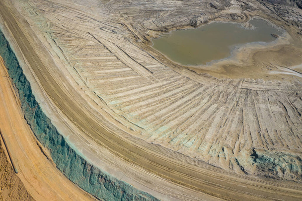 Endüstriyel maden ocağının havadan görünüşü. Açık madencilik. Yukarıdan drone görünümü. - Fotoğraf, Görsel