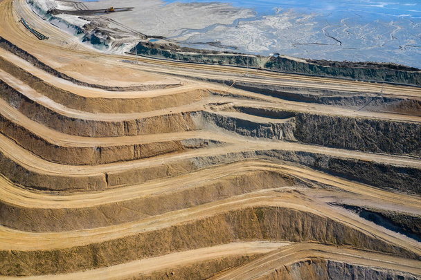 Vista aérea de terrazas industriales en mina mineral a cielo abierto. Minería a cielo abierto. Drone vista desde arriba
. - Foto, imagen