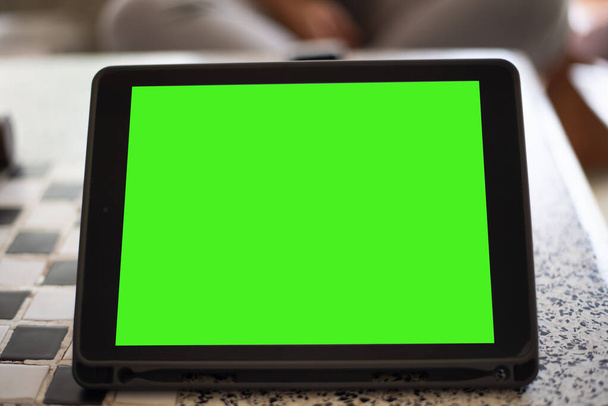 Close up tablet zelená obrazovka na stole technologie koncept. - Fotografie, Obrázek