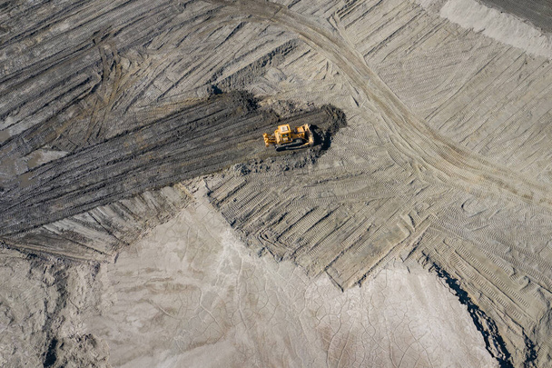 Vista aérea de la mina a cielo abierto de minerales industriales. Cantera minera a cielo abierto con mucha maquinaria en funcionamiento. Drone vista desde arriba
. - Foto, Imagen