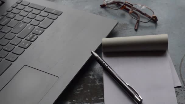 Reggeli kávé reggeli napfény laptop számítógép fekete színű toll és fehér papíralapú notebook, kerámia csésze felső irodai munka asztal rozsdaszínű felületi háttér. Életmódkép. - Felvétel, videó