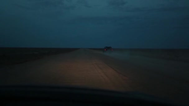 perspektywa samochodu na pustyni w nocy - Materiał filmowy, wideo