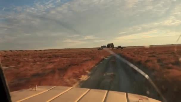 filmowanie z samochodu na pustyni  - Materiał filmowy, wideo