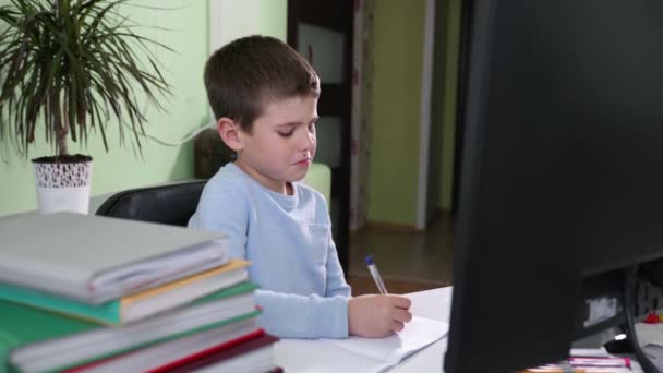 dálkové vzdělávání, muž student učí on-line video lekce s učitelem sedí doma pomocí počítačové obrazovky pomocí moderní technologie - Záběry, video