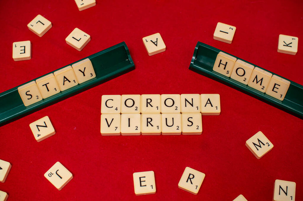 Corona Virus με πλακάκια Scrabble, μείνετε στο σπίτι, μείνετε στο σπίτι, Οικογενειακό Επιτραπέζιο παιχνίδι, Covid-19 - Φωτογραφία, εικόνα