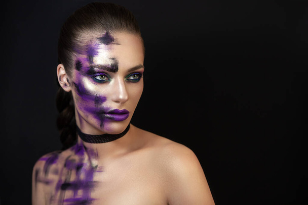 Mädchen-Modell, Porträt mit Make-up auf dunklem Hintergrund. - Foto, Bild