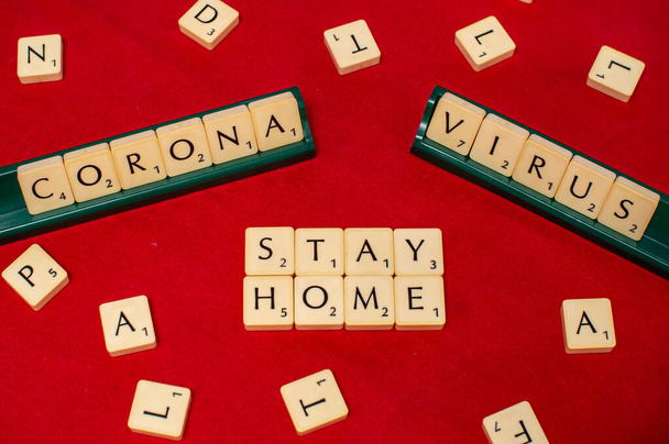 Verblijf thuis met Scrabble Tegels, Verblijf thuis, Familie bordspel, Covid-19 - Foto, afbeelding