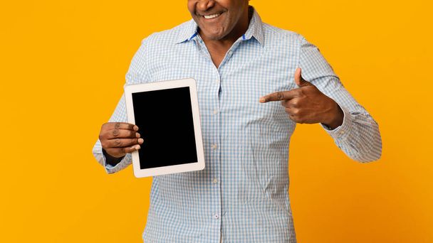 African american man showing big modern digital tablet - Foto, afbeelding