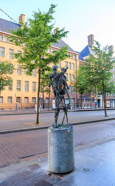 Pays-Bas, La Haye - 1er juillet 2019 : Sculptures de rue modernes célèbres sur Gaga Street, Kalvermarkt Street
 - Photo, image