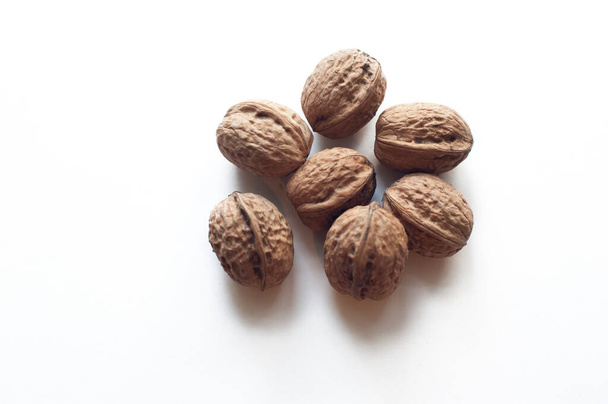 Herkulliset kokonaiset saksanpähkinät, valkoisella pohjalla eristetyt - Valokuva, kuva