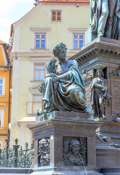 Graz, Itävalta. Erzherzog Johann suihkulähde Hauptplatzissa. (Erzherzog-Johann-Brunnendenkmal suihkulähde
) - Valokuva, kuva