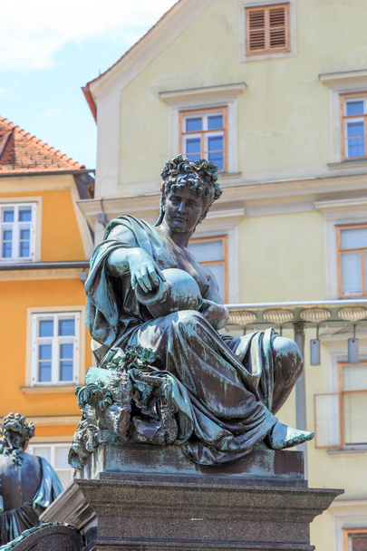Graz, Austria. Erzherzog Johann fountain at Hauptplatz. (Erzherzog-Johann-Brunnendenkmal Fountain) - Zdjęcie, obraz