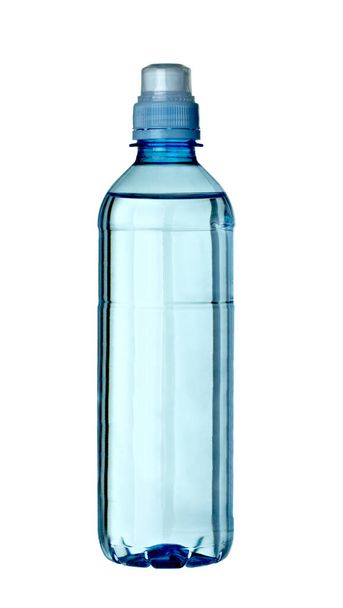 primer plano de una botella de plástico sobre fondo blanco - Foto, imagen