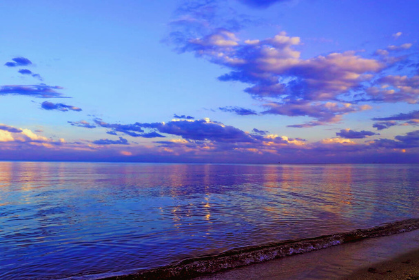 Hermoso landcsape.Fluffy mar nubes en el cielo th.Colorful puesta de sol. Nubes reflejo en el concepto water.Down cambio
. - Foto, imagen