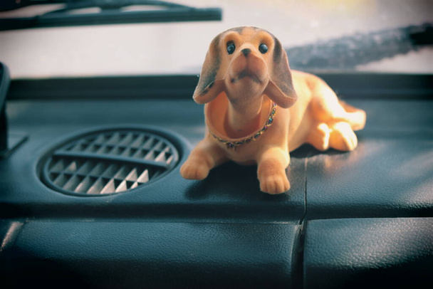 hračka pes v autě. - Fotografie, Obrázek