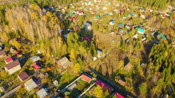 Pueblo de vacaciones en los suburbios de la ciudad de Ekaterinburg. Ural, Rusia. Otoño, hora de la puesta del sol, Vista aérea
   - Foto, Imagen