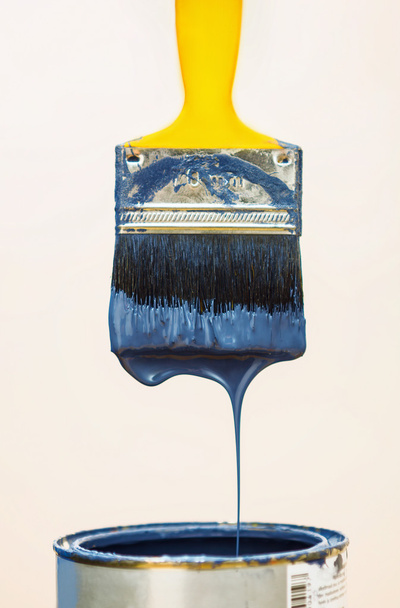 Paintbrush after dipping it into bucket. - Foto, Bild