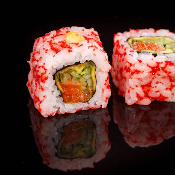 Sushi op zwarte achtergrond. Perfect voor het maken van sushi restaurant menu. Deel van serie. - Foto, afbeelding