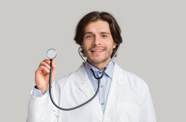 Portrét profesionálního mužského lékaře držícího stetoskop, připraven vyšetřit pacienta - Fotografie, Obrázek