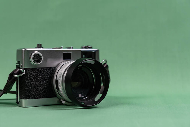 Ретро камера с копировальным пространством на зеленом фоне
 - Фото, изображение