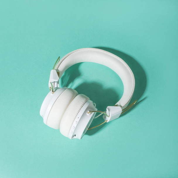 Música inspirada flatlay com fones de ouvido brancos elegantes
 - Foto, Imagem