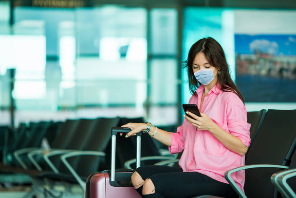Молода туристична жінка з багажем в міжнародному аеропорту
 - Фото, зображення