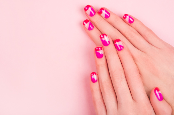 ピンクのトレンディで明るいマニキュアデザイン - 写真・画像