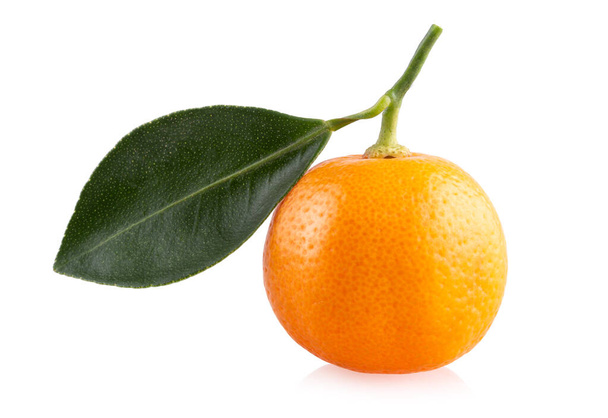 Mandarina madura (clementina) laranja isolada sobre fundo branco
 - Foto, Imagem
