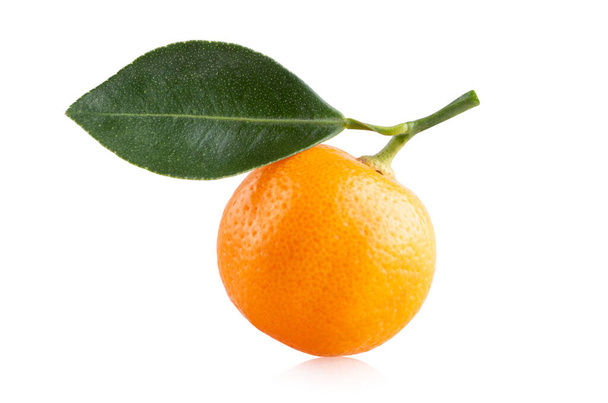 Πορτοκαλί ώριμο μανταρίνι (κλημεντίνη), απομονωμένο σε λευκό φόντο - Φωτογραφία, εικόνα