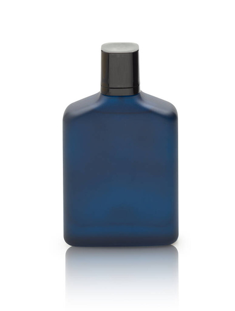 Garrafa de perfume azul escuro isolado em fundo branco com reflexão e recorte caminho
. - Foto, Imagem