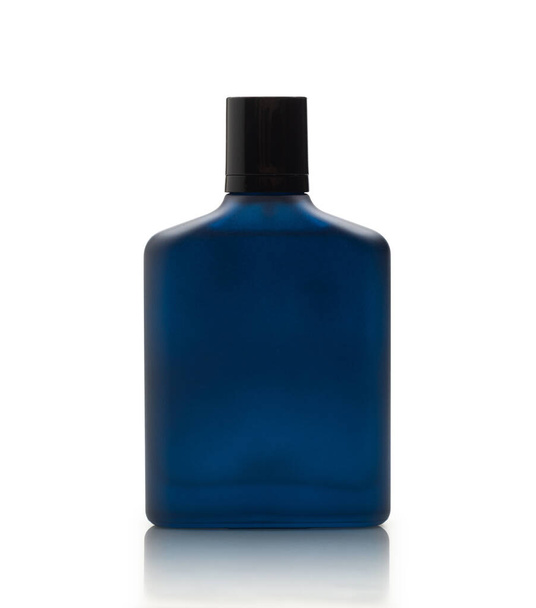 Темно-голубая бутылка духи изолированы на белом фоне с отражением и обрезки пути
. - Фото, изображение