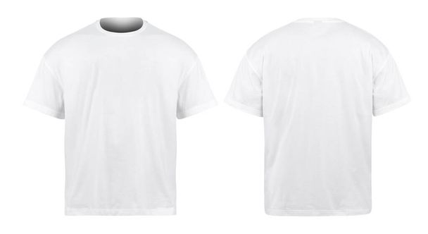 T-shirts oversize blancs maquette devant et derrière isolés sur fond blanc avec chemin de coupe
. - Photo, image