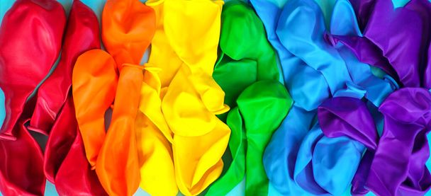 Achtergrond van kleurrijke ballonnen van de vlag van LGBT kleuren. LGBT-achtergrond - Foto, afbeelding