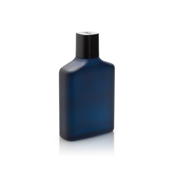 Темно-голубая бутылка духи изолированы на белом фоне с отражением и обрезки пути
. - Фото, изображение