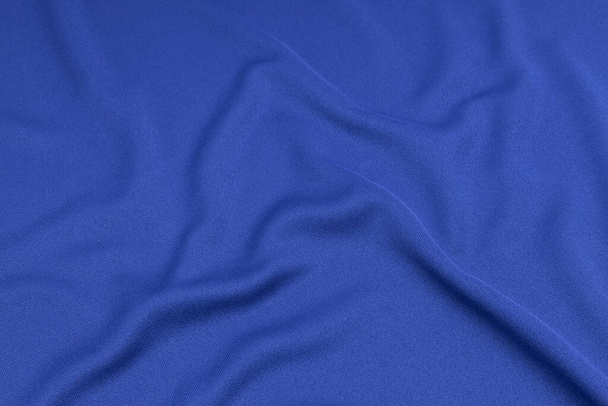 Спортивний одяг Штучна текстура. Top View of Cloth Textile Surface (англійською). Блакитна футбольна сорочка з простором. - Фото, зображення