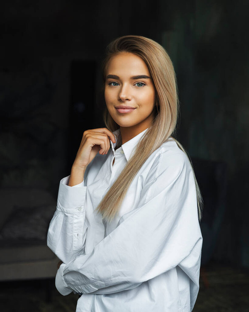 Beautiful business woman. Blonde in white shirt. Purposeful woman posing with crossed arms. Isolated female portrait. - Foto, Bild