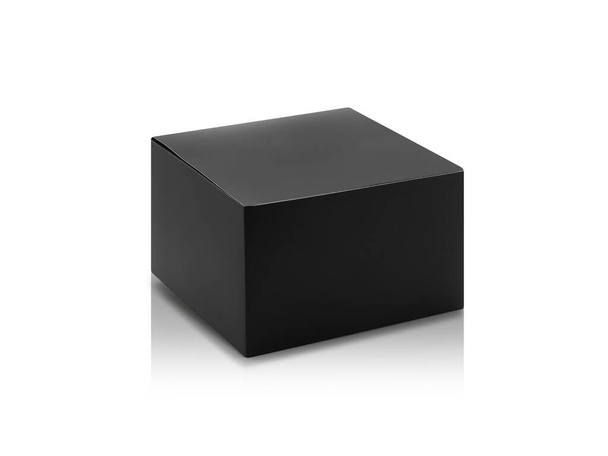Emballage produit boîte noire en vue latérale isolé sur fond blanc avec chemin de coupe
. - Photo, image