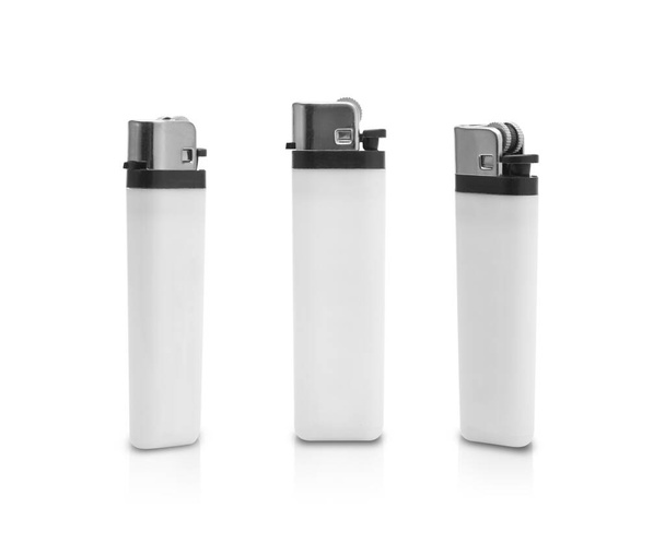 Ensemble de briquet à gaz en plastique blanc isolé sur fond blanc avec chemin de coupe
 - Photo, image