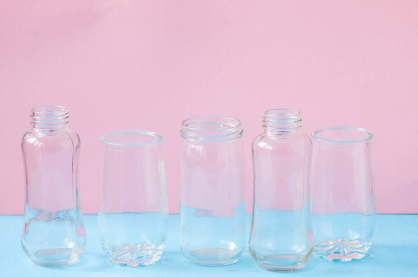 Set de diferentes tamaños de tazas o botellas transparentes. De cerca.
. - Foto, imagen