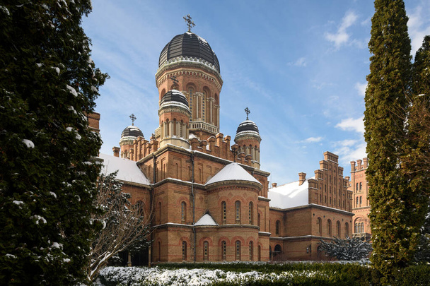 Universidade Nacional de Chernivtsi no inverno. Destinos de viagem em Ucrânia
 - Foto, Imagem