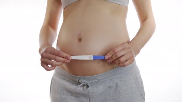 Gelukkige vrouw toont zwangerschapstest resultaat. Sluiten, 6k.. - Video