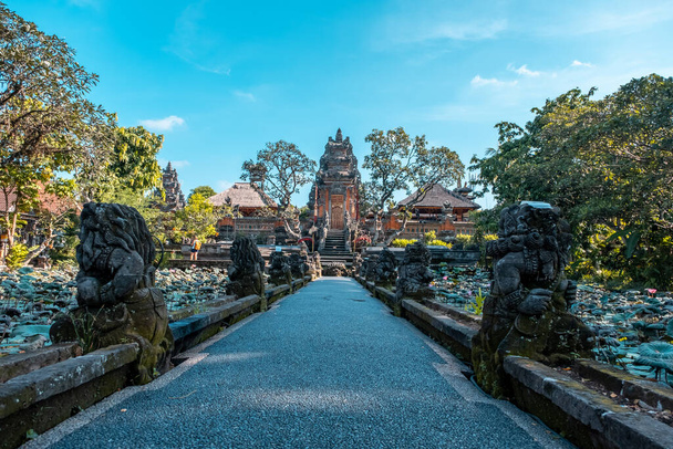 Nom du lieu Palais d'Ubud ou connu sous le nom de Palais Royal de Peliatan dans la Province d'Ubud, Bali, Indonésie
 - Photo, image