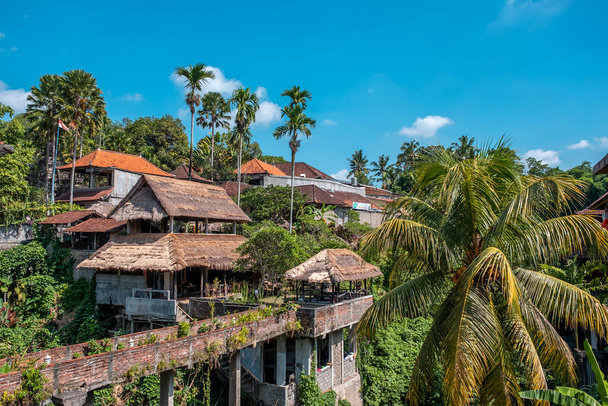 Selva tropical e casas balinesas tradicionais na província de Ubud, Bali Island, Indonésia
 - Foto, Imagem